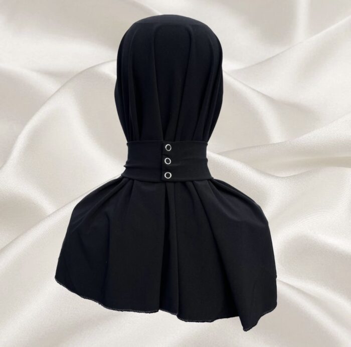 Hijab cagoule à pression noir pour femme.