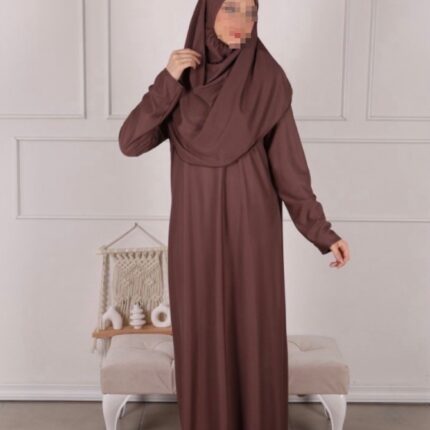Robe de prière marron pour femme.